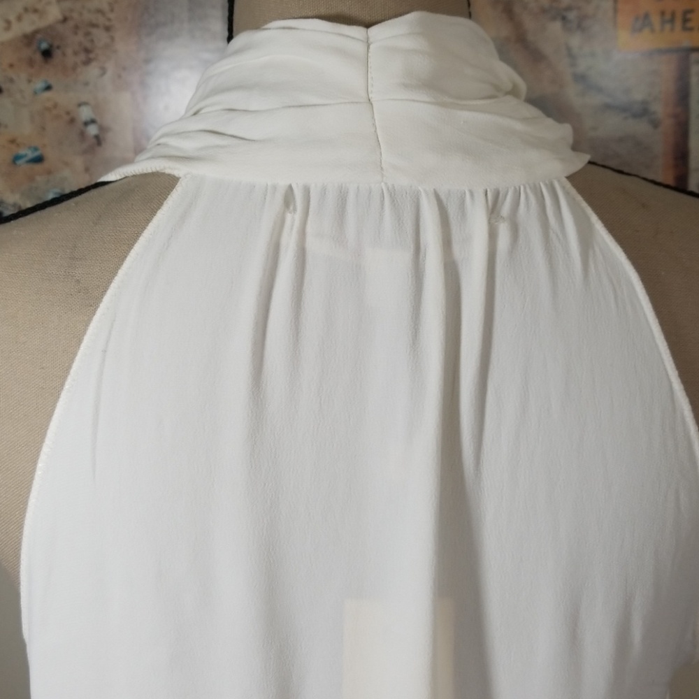 Studio M Ivory Sleevesles V deep neck. Size xs - Picture 5 of 8